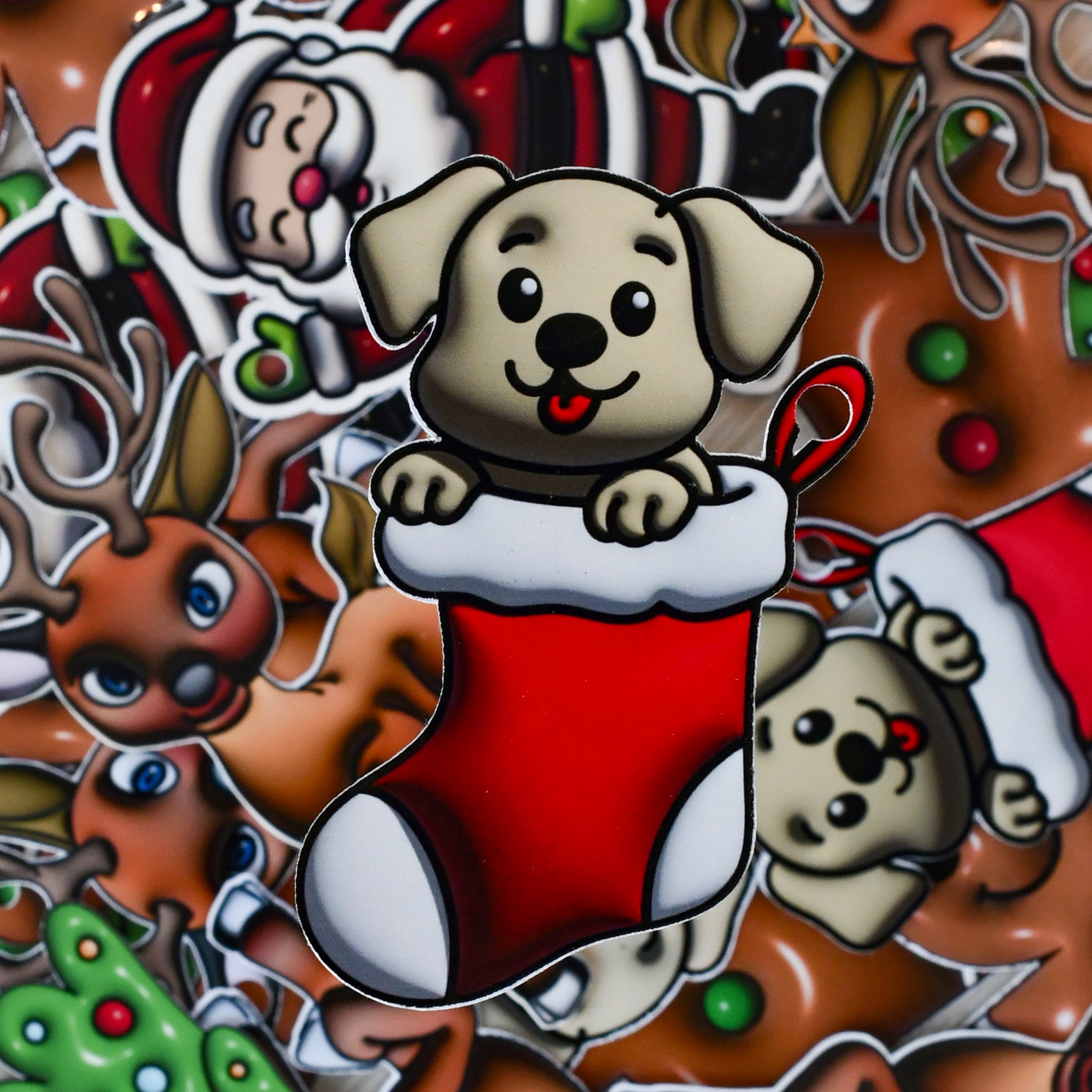 Håndlaget til og fra jule gavelapper til pakkene under juletreet. Hund som sitter i en julestrømpe. 3D boble effekt som gjør disse ekstra unike. Gi gavene det lille ekstra med søte detaljer som skiller seg ut.