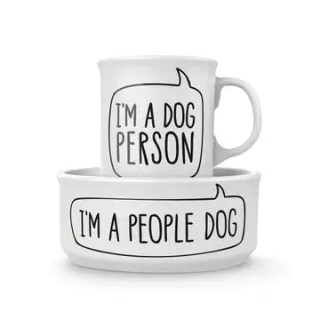Kaffekopp med hundeskål i keramikk. På koppen står det I'm a dog person. På skålen står det I'm a people dog.