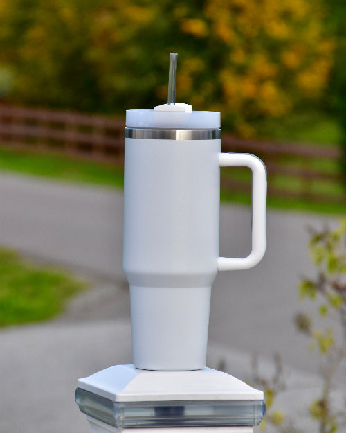 Tumbler med sugerør og håndtak i hvit farge. 1,2 liter med drikke igjennom dagen. Holder drikken kald eller varm i mange timer, med lokk. Velg mellom å bruke sugerør eller drikke rett fra lokket. Enkel å reingjøre. Her kan du få lasergravert personlig tekst. Perfekt å gi bort i gave.