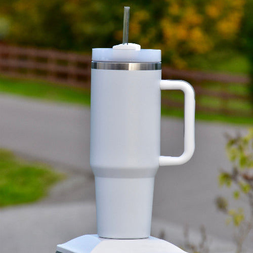 Tumbler med sugerør og håndtak i hvit farge. 1,2 liter med drikke igjennom dagen. Holder drikken kald eller varm i mange timer, med lokk. Velg mellom å bruke sugerør eller drikke rett fra lokket. Enkel å reingjøre. Her kan du få lasergravert personlig tekst. Perfekt å gi bort i gave.
