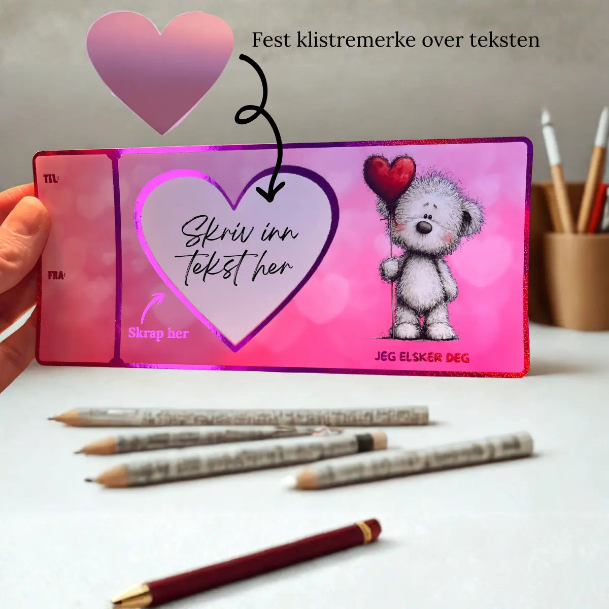 Her vises det hvordan valentines kortet virker. Man skal skrive ønsket tekst inni hjvertet på kortet, så plasserer man skrapeklistremerke som følger med, over teksten man har skrevet. Da kan de som mottar kortet skrape fram overraskelsen akkurat sånn som et flakslodd fungerer. Kanskje det er en koselig tekst? En spa dag? En reise? Frisør time? Her er det bare fantasien som setter grenser. En morsom valentinesgave som skiller seg ut.