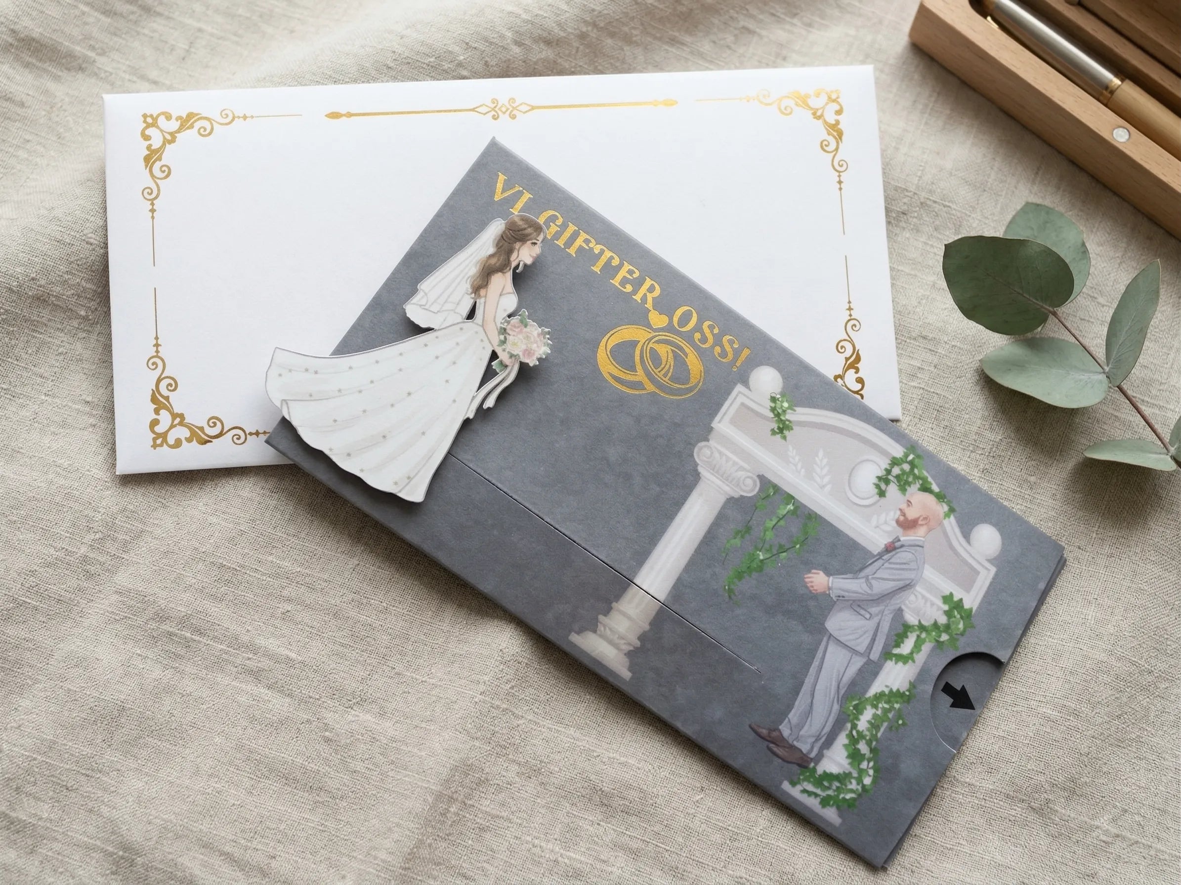 Bryllupsinvitasjon med konvolutt. Når du drar i pilen så går bruden bort til brudgommen. Et interaktivt kort med eksklusive detaljer. Bak pilen vises informasjonen om bryllupet, som navnet til gjesten, dato og tid, og program for den store dagen. Tykt papir som kan lamineres med glossy eller matt laminat.