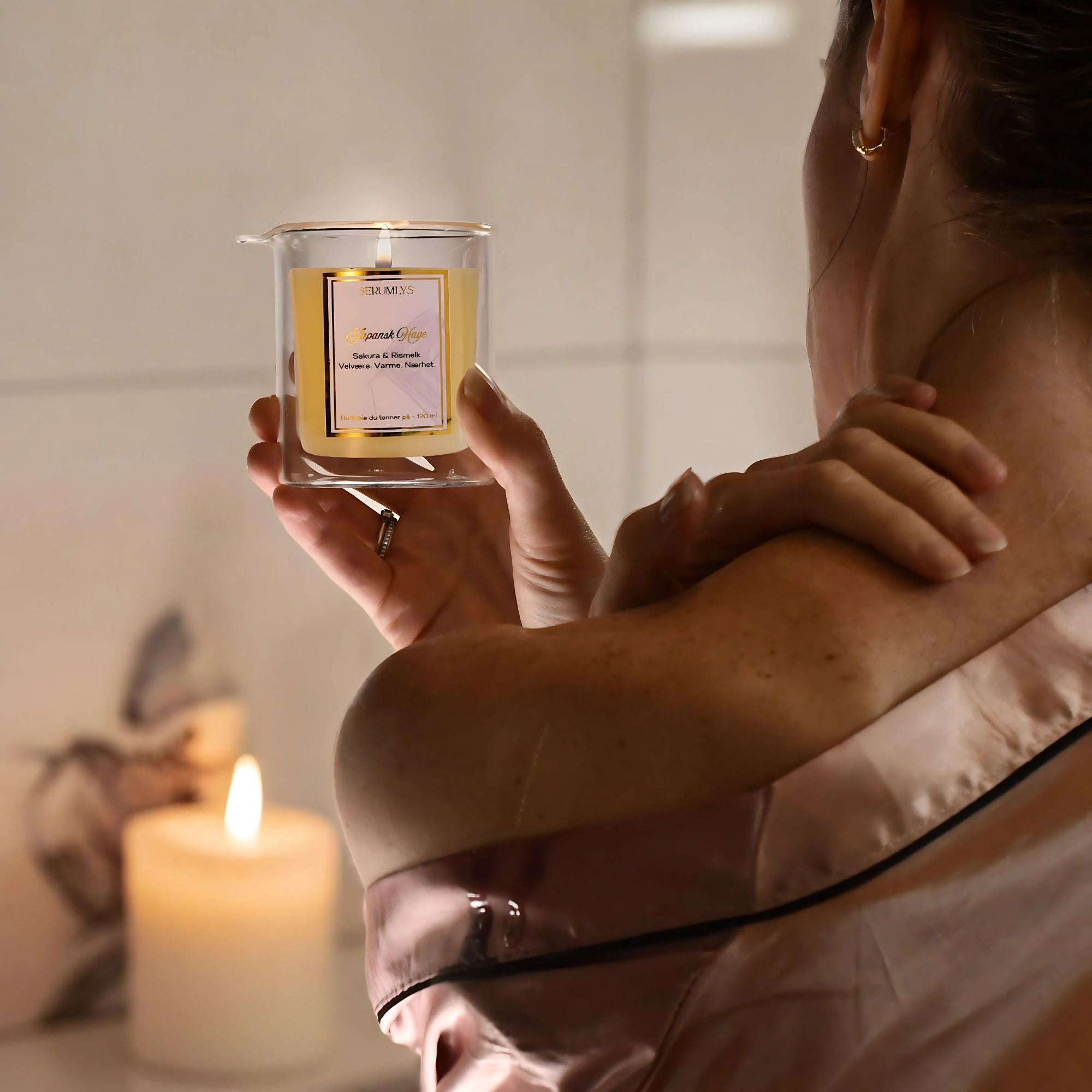 Japansk hage er et kropps olje serum i et lys. Tenn lyset og la duften av sakura og rismelk fylle rommet mens du slapper og med en varm dusj eller et bad. Slukk så lyset og hell de varme næringsrike oljene over kroppen og kjenn på den lukseriøse følelsen av de herlige oljene trekke godt inn i kroppen. Ta vare på deg selv. Fantastisk aleine eller sammen med noen du er glad i. Uansett så trenger vi alle å finne tid til oss selv i en hektisk hverdag. Både kroppen og sinne. Ro, nærhet og vellvære - alt i et lys