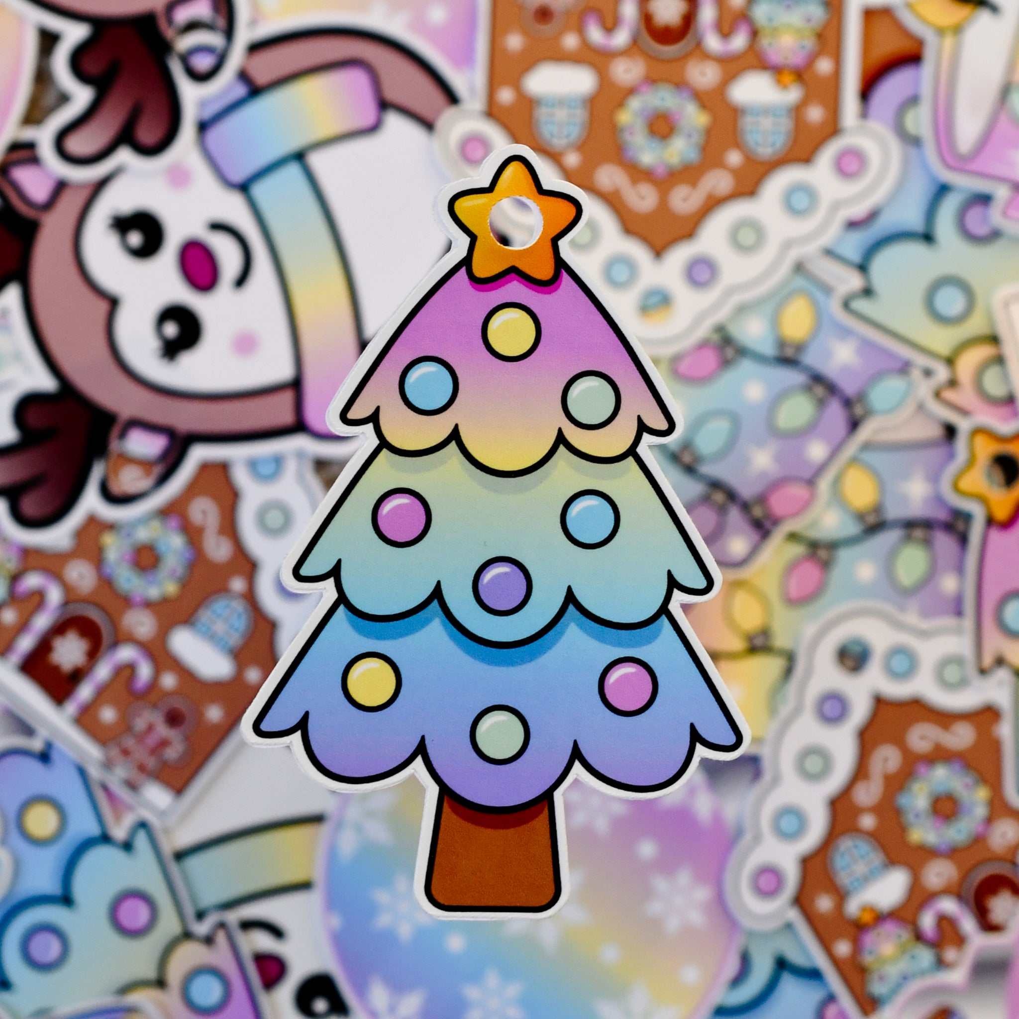 Navnelapper til gavene i nydelige pastellfarger. Kommer i pakke med 5 ulike design. Her er juletreet med stjerne i toppen av treet hvor man enkelt fester gavebåndet. Gi julegavene en nydelig detalj som skiller seg ut. Fargene er lyse og unike.