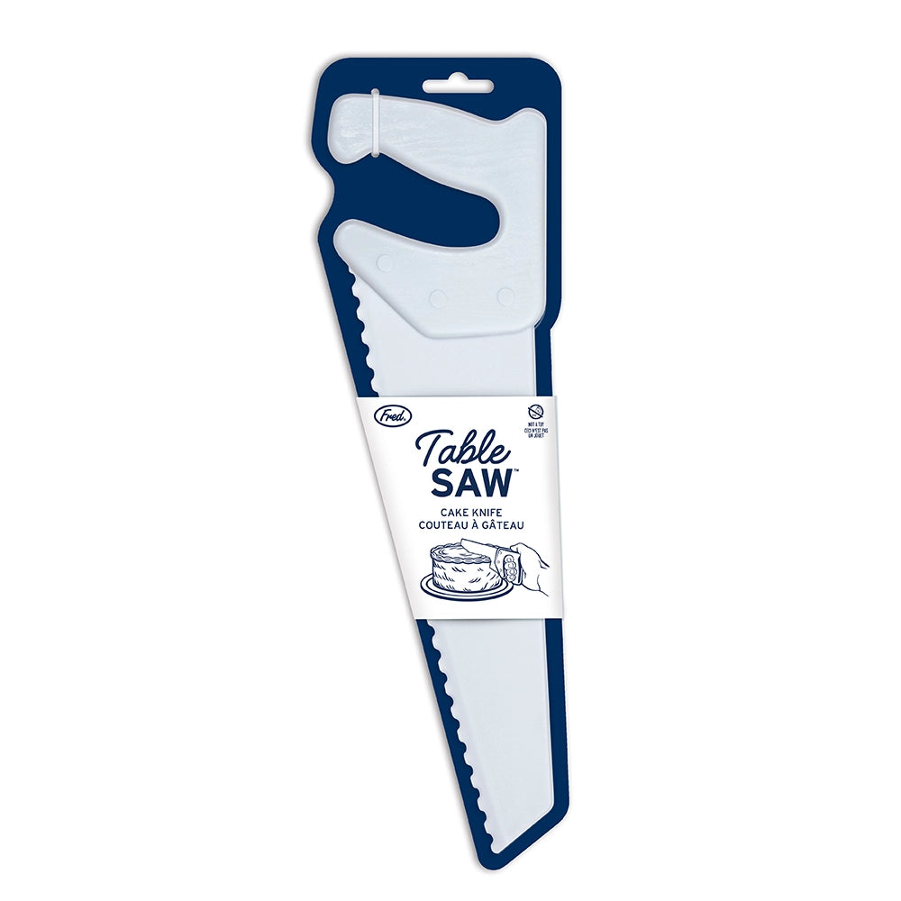 Kakespade til håndtverkeren med form som en sag. Morsom gave å gi til håndtverkeren som elsker å bruke verktøy. Julegave eller bursdagsgave med humor. Det er viktig med riktig verktøy selv på kjøkkenet.