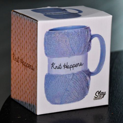 Knit happens strikke kopp i flott ekse med bilde av koppen utenpå.