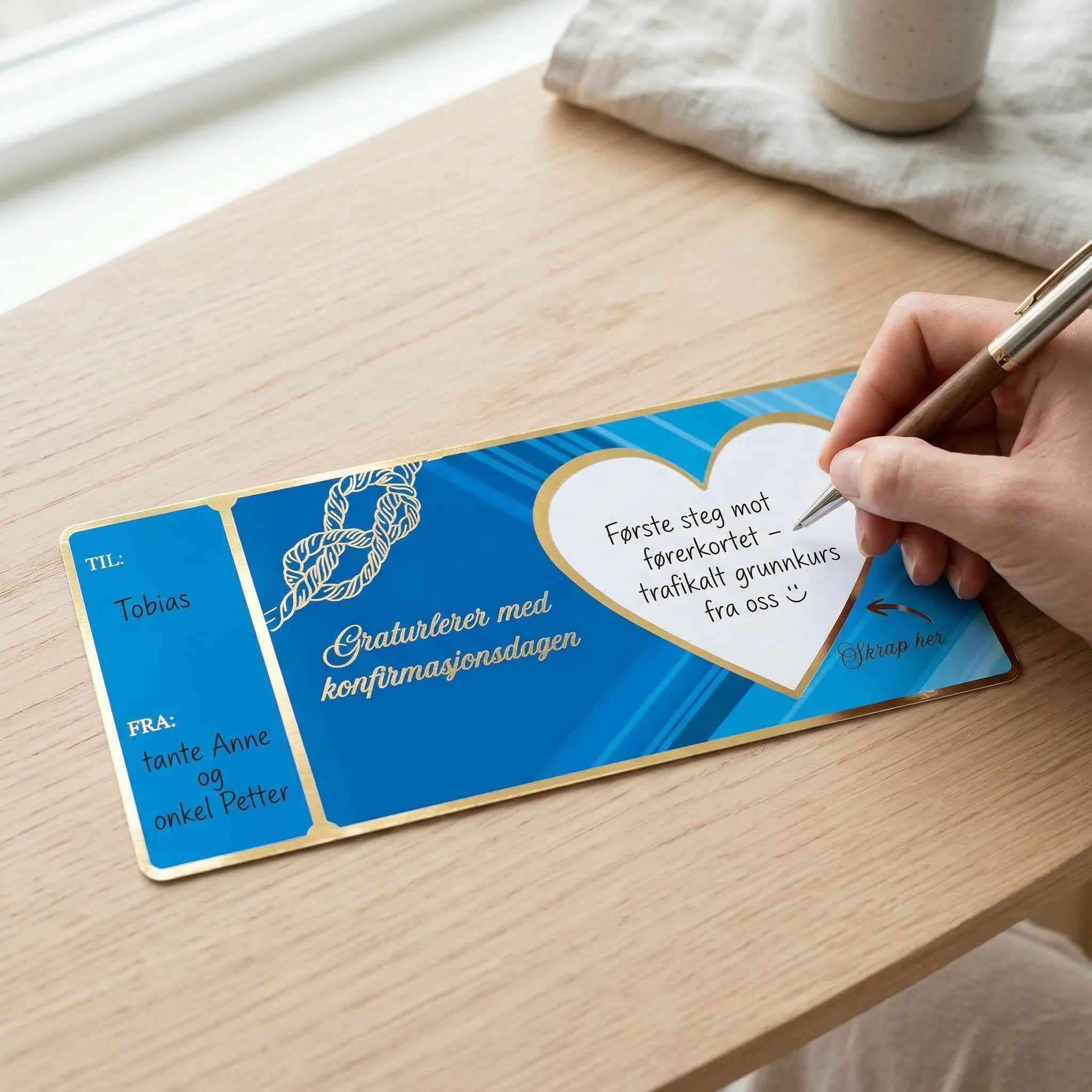 Et gavekort til konfirmasjon. Gaven skrives inn i det hvite feltet før man fester over et hjerte med skrapefelt. Konfirmanten må skrape frem overraskelsen. En personlig gave. Håndlaget i norge. Kortet har teksten gratulerer med konfirmasjonsdagen, et blått design med gullfolierte detaljer.