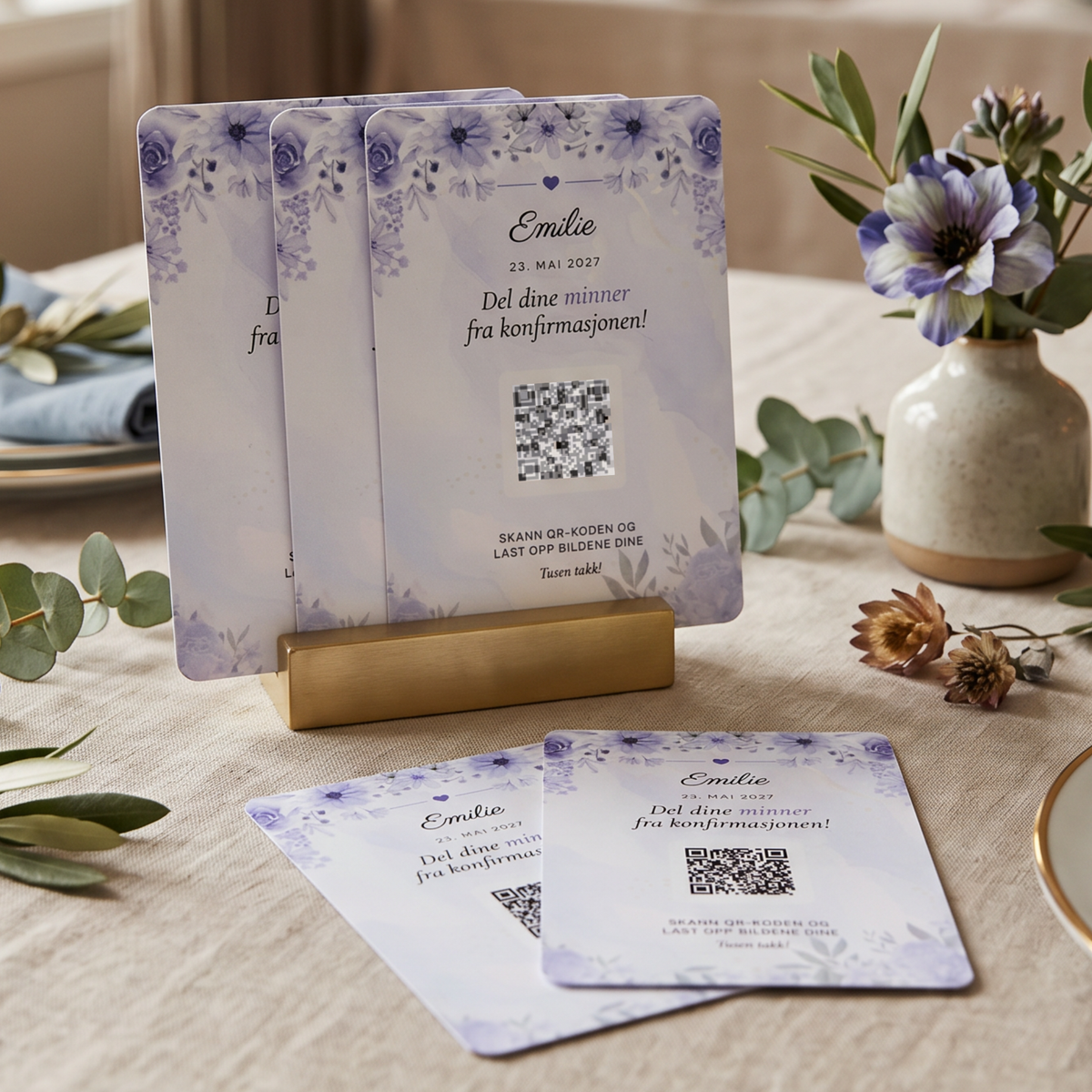 Personlig design på qr-kode bildedeling bordkort til konfirmasjonen. Få bordkortene til å stå i stil med resten av konfirmasjons dekorasjonen i konfirmasjonslokalet. Underholdning, bordleker, minner, musikk og mye mer i et kort.