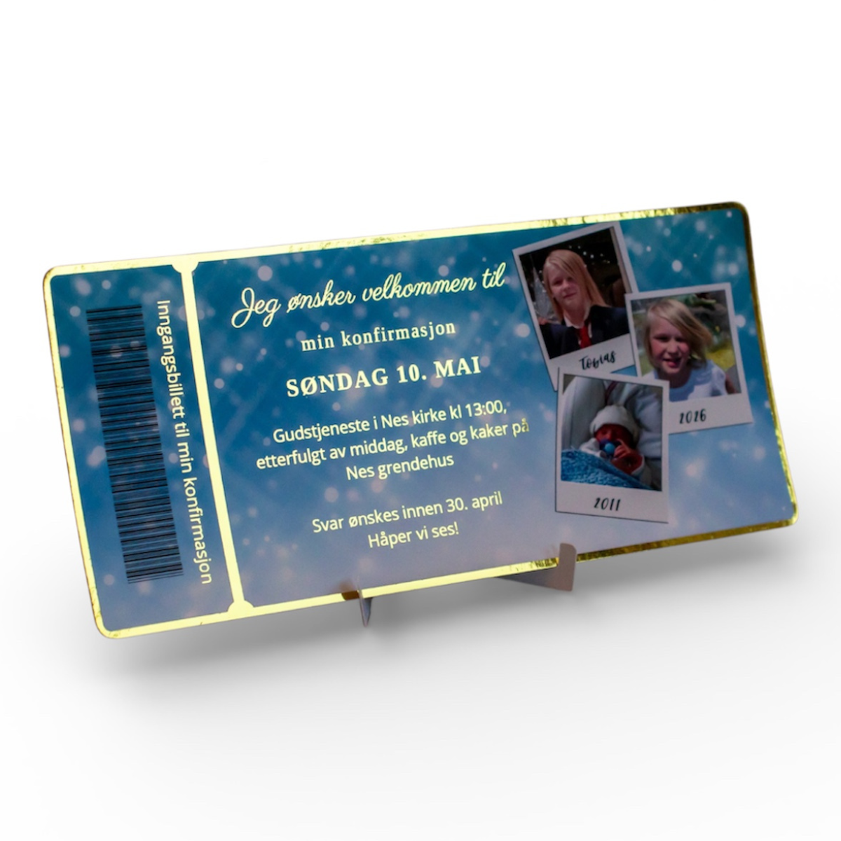 Konfirmasjons invitasjon med nydelige gulldetaljer. Dette ser ut som en billett med strek-kode. Her kan man få personlig tekst og personlige bilder av konfirmanten på kortet. En invitasjon som skiller seg ut fra andre konfirmasjonsinvitasjoner, samtidig så den føles eksklusiv med de nydelige gull detaljene.