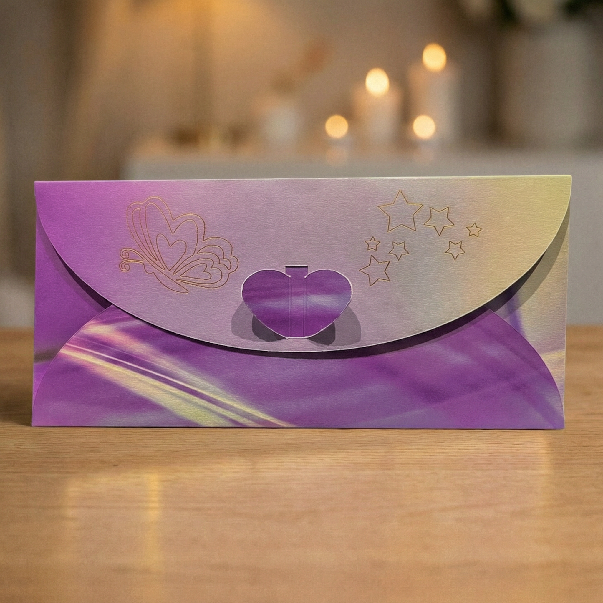 Konfirmasjonskonvolutt med en nydelig hjerte meknanisme som man åpner opp konvolutten med. Konfirmasjons konvolutten er lilla og har nydelige gulldetaljer som er varmestemplet ned i kortet. Passer perfekt til våre konfirmasjonskort.