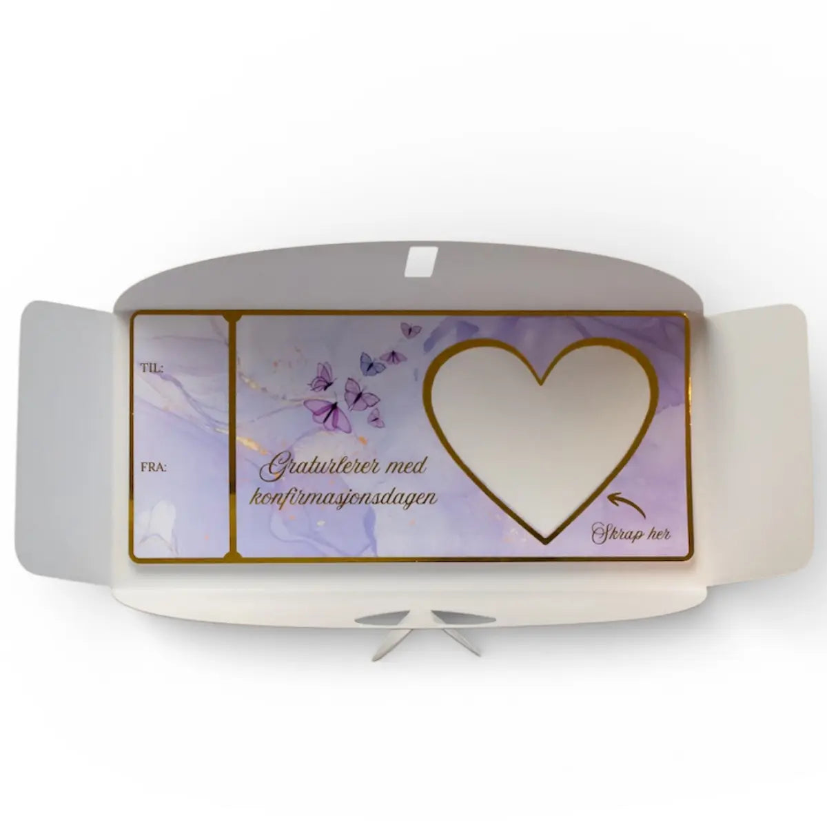 Konfirmasjons kort med skrapelodd hjerte. Skrap fram overraskelsen. Her ligger kortet inni konvolutten som følger med. Man får også med en skrape hjerte klistremerke som skal klistres over hjertet når man har skrevet inn hva man ønsker å gi bort i gave. Her har du altså konfirmasjons kortet som konfirmanten kommer til å elske! Morsomt og luksuriøst kort som skiller seg ut.