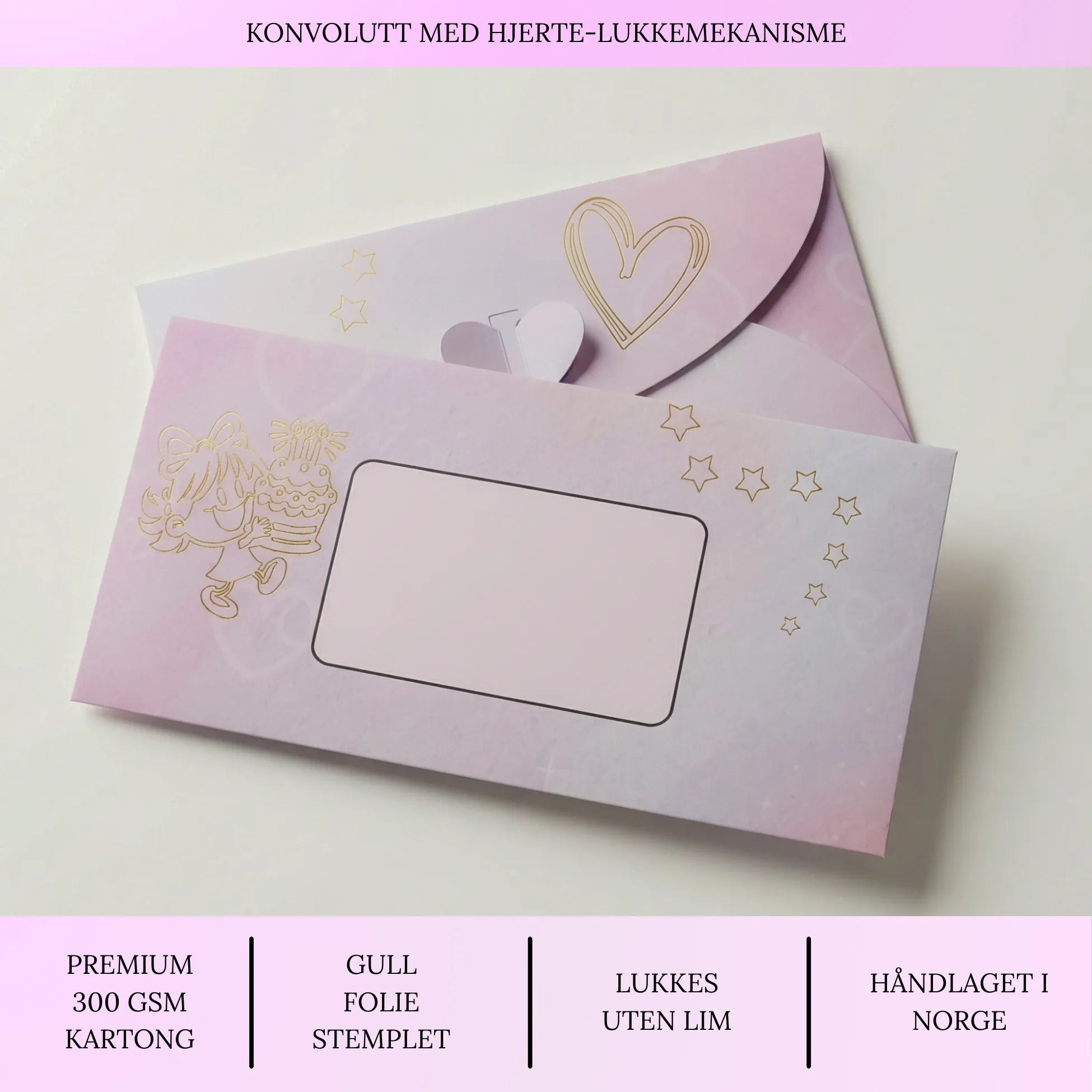 Konvolutt med gullstemplet detaljer håndlaget i Norge. Gull stemplet jente som bærer en bursdagskake, stjerner og hjerte. Kortet har et eget felt hvor man kan skrive hvem kortet er til og hvem det er fra. Konvolutten er lyserosa i fargen og har en nydelig hjerte lukkemekanisme bak, så man slipper å ødelegge konvolutten når man åpner den. Konvolutten er håndlaget i Norge, og dette bilder viser litt informasjon om selve konvolutten.