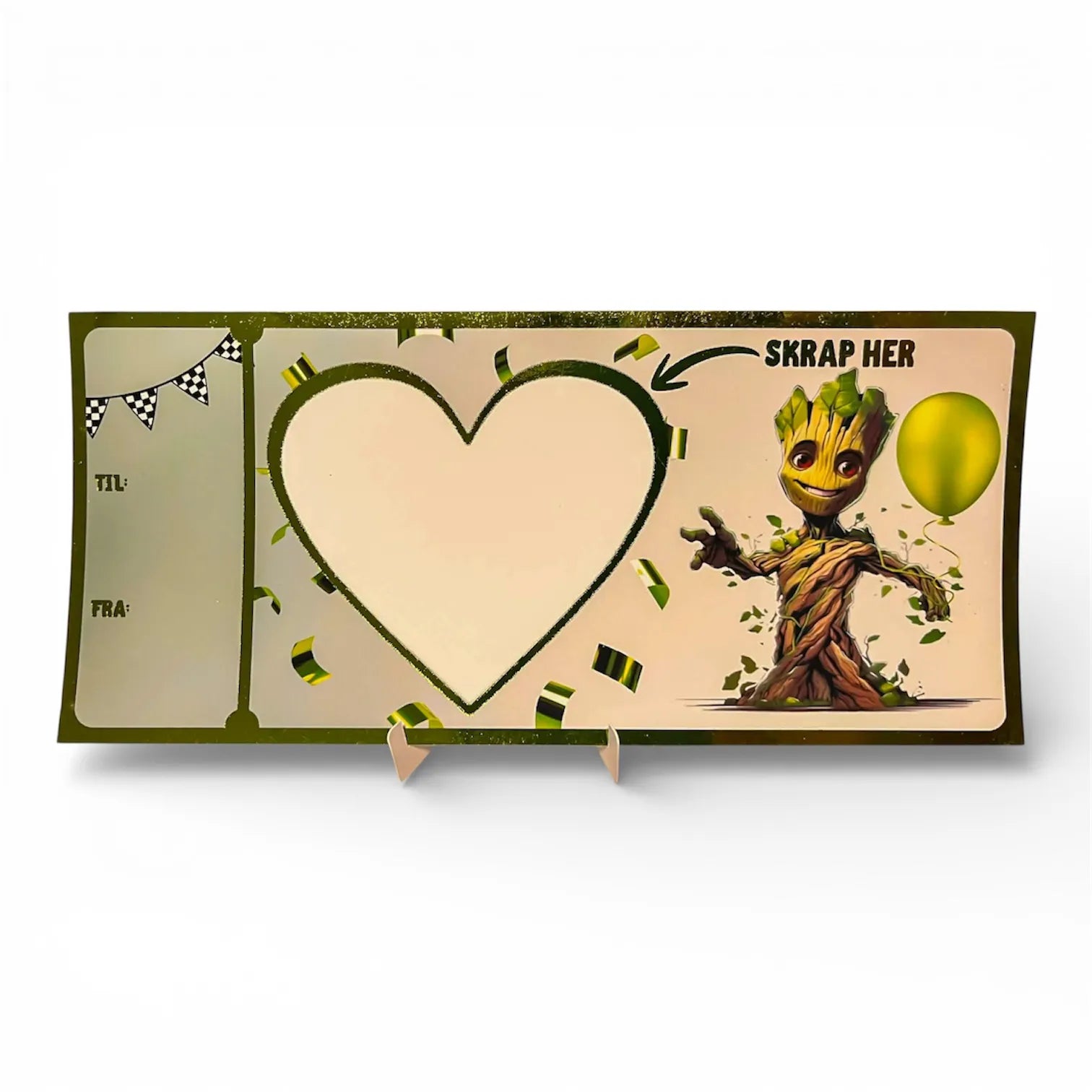 Bursdgskort med hjerte skrapefelt. Skriv ønsket tekst i hjerte og fest klistremerke over. Unikt kort og perfekt om du har en helt spesiell gave du ønsker å gi bort. Dette er stubbemann designet vårt som er av en stubbemann som holder en ballong. Det er også konfetti og flagg på kortet. Den grønne folien skinner og gir kortet det lille ekstra.