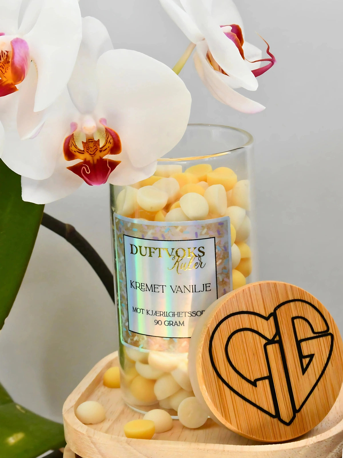 Duftvoks-kuler håndlaget i Norge. Disse er laget med en baktanke om at noen ganger kan livet være vanskelig, og da er det fint å kunne finne gleden i de små tingene. Smelt noen kuler med duftvoksen og rommet vil fylles opp med en fantastisk kremet vanilje duft. Nyt livet nå, man vet aldri hva morgendagen bringer.