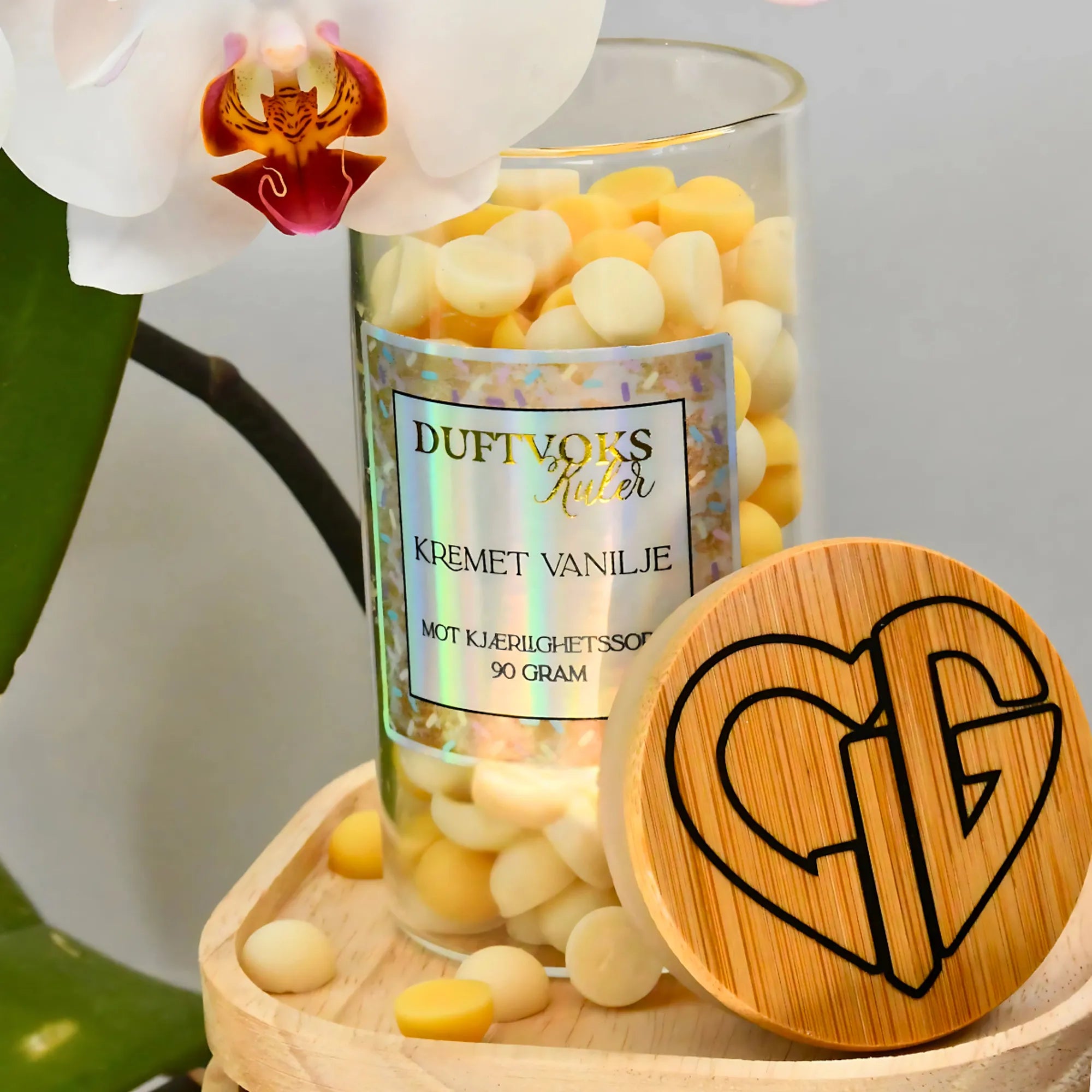 Duftvoks-kuler håndlaget i Norge. Disse er laget med en baktanke om at noen ganger kan livet være vanskelig, og da er det fint å kunne finne gleden i de små tingene. Smelt noen kuler med duftvoksen og rommet vil fylles opp med en fantastisk kremet vanilje duft. Nyt livet nå, man vet aldri hva morgendagen bringer.