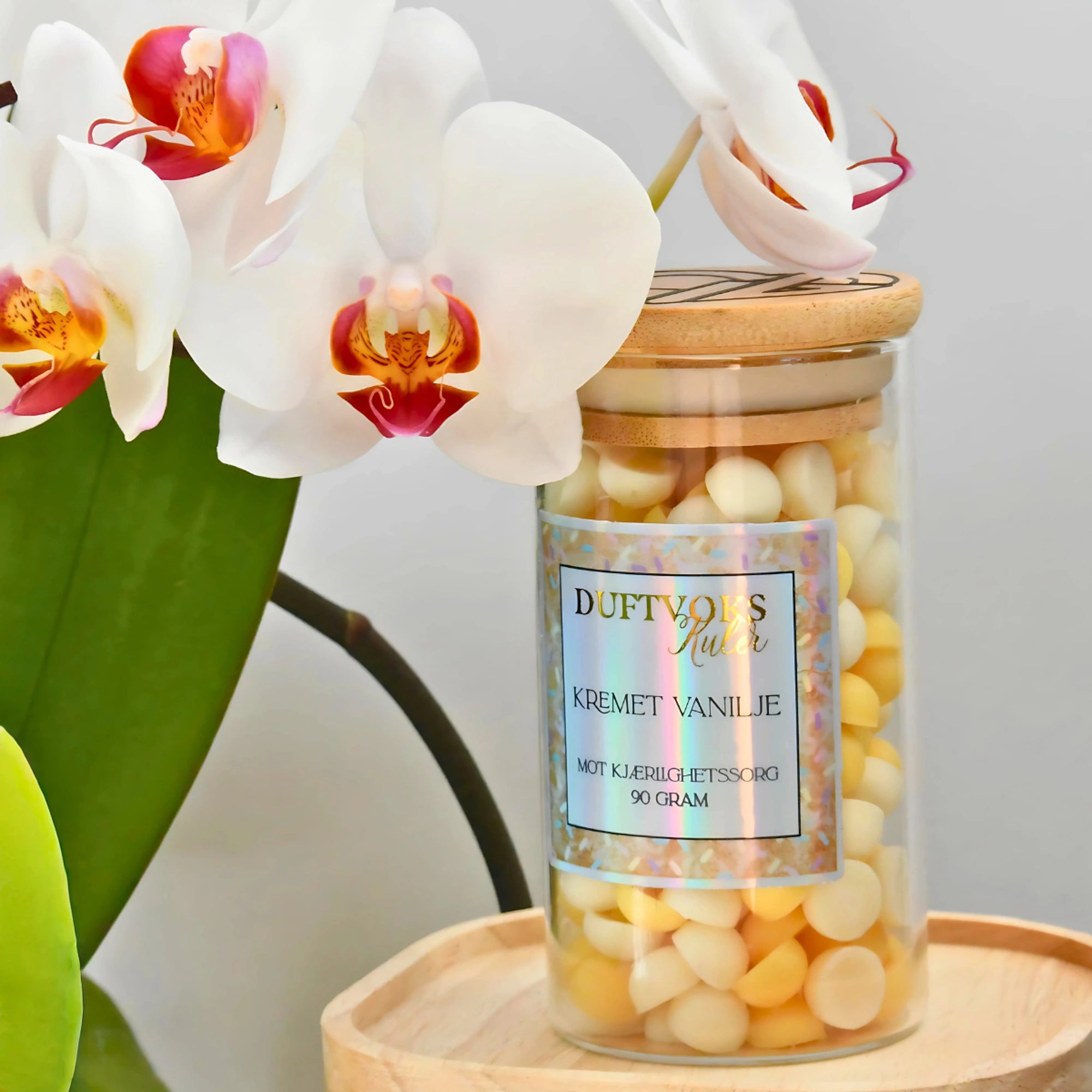 Kremet vanilje duftvokskuler håndlaget av soyavoks. Perfekt å gi i gave til noen som sliter med kjærlighetssorg. Kanskje dette kan gjøre den vanskelige tiden litt lettere. Smelt noen duftvoks kuler og ta den tiden du trenger. Det er flere fisk i havet.