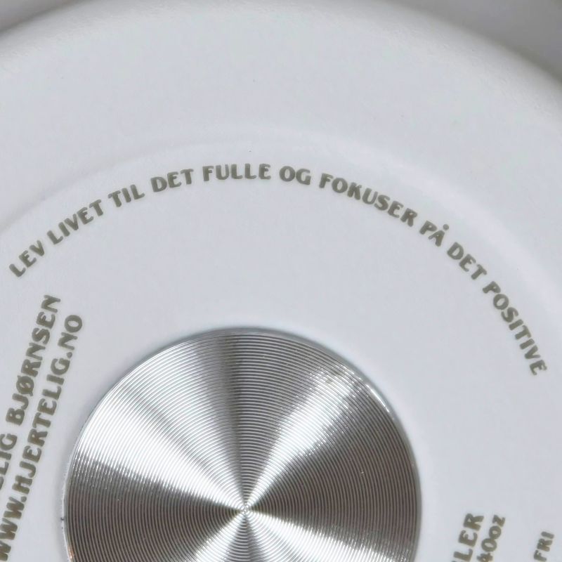 Termokopp under. Der står det blandt annet "lev livet til det fulle og fokuser på det positive"