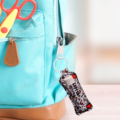 Nøkkelring med veske med kaffemotiv til lipsyl som henger på en sekk.