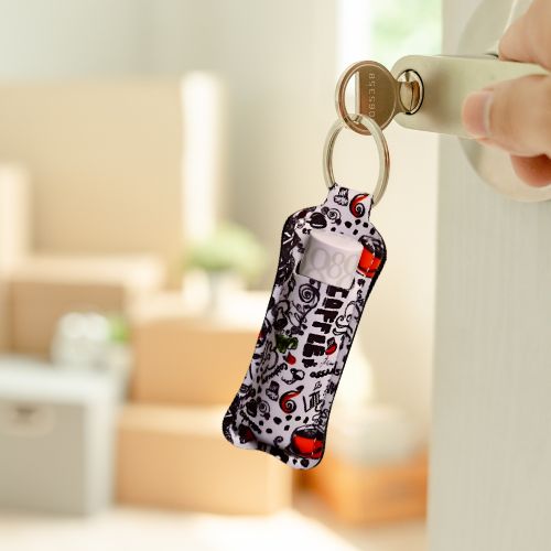 Veske til leppestift på nøkkelring i døren