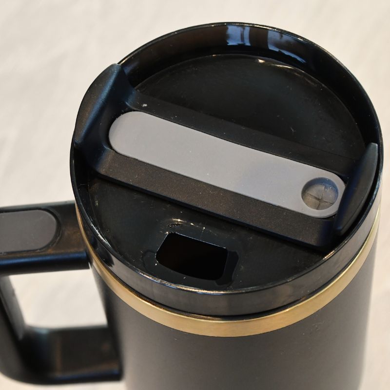 Lokk til svart termokopp. Kan velge mellom sugerør eller å drikke ut av hullet. Delene på lokket er avtagbare, og dette gjør drikkeflasken veldig enkel å reingjøre. Ungå mugg og bakterier ved å ta av delene på lokket. Tumbler i høy kvalitet med nydelige gulldetaljer som gir den et luksuriøst utsende.