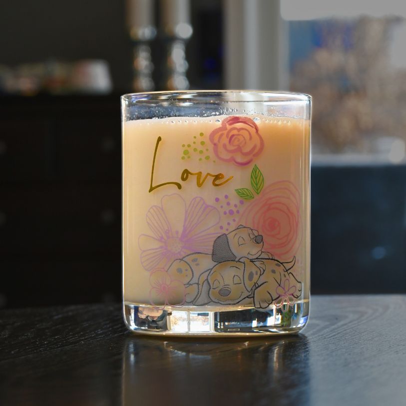 Dette sette kommer med to stykk glass. Et glass hvor det står Love på og det andre hvor det står mum. Her er Love glasset fylt opp med melk.