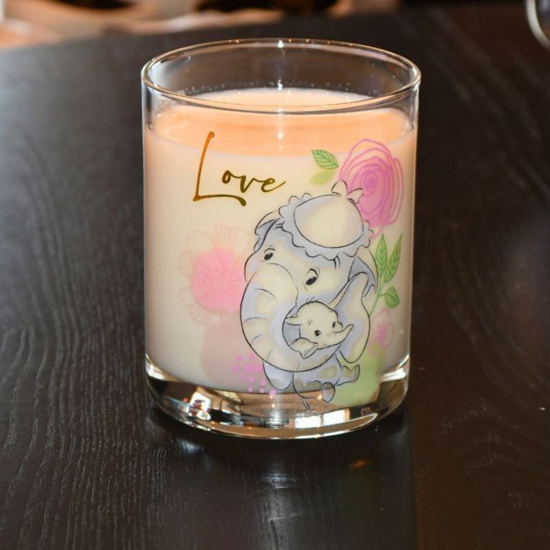 Det følger med to glass i dette settet og på det ene glasset står det Grandma og på det andre står det love.