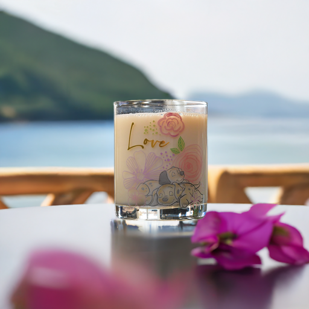 Love glasset ute fylt opp og klar for å nyte en herlig stund ute i solen med noe godt å drikke.
