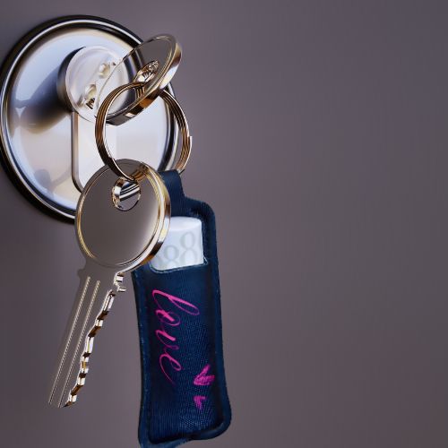 Love veske til lypsil eller lepestift som henger på nøkkelknipe i døren.