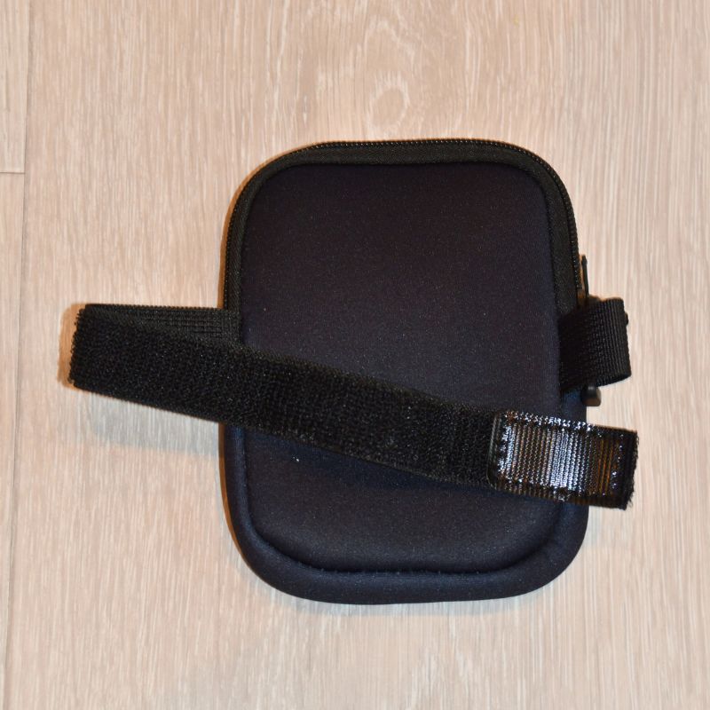 Love veske som festes med borrelåsen som henger fast i vesken.