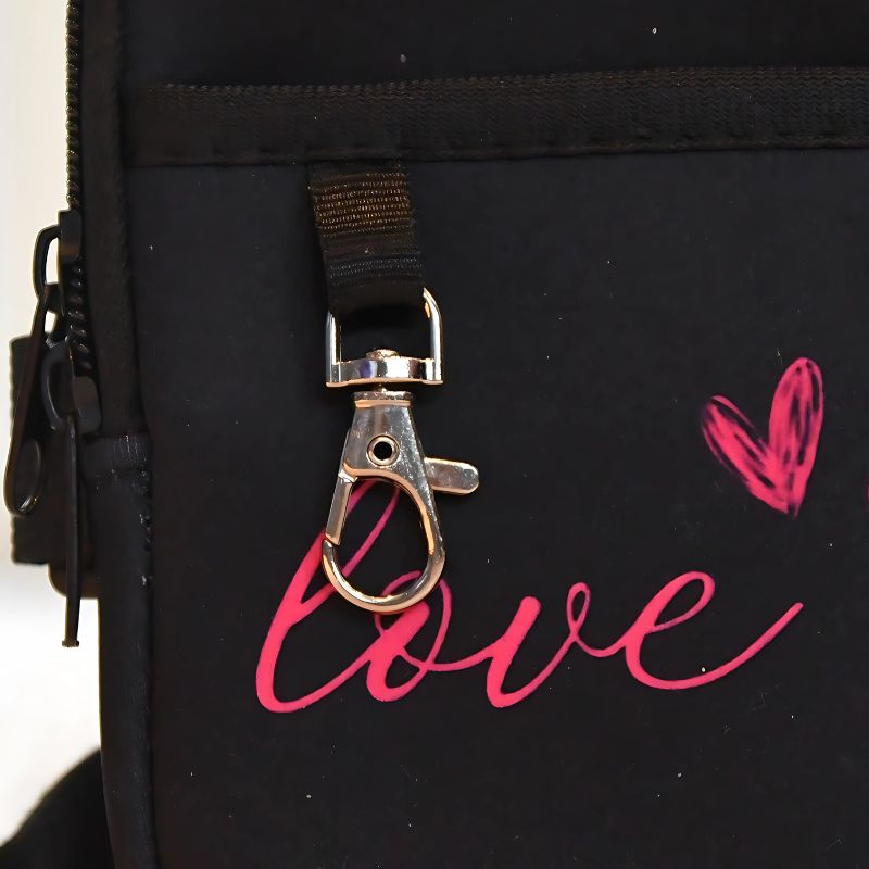 Det følger med krok på vesken så man enkelt kan feste ting på den om ønskelig.