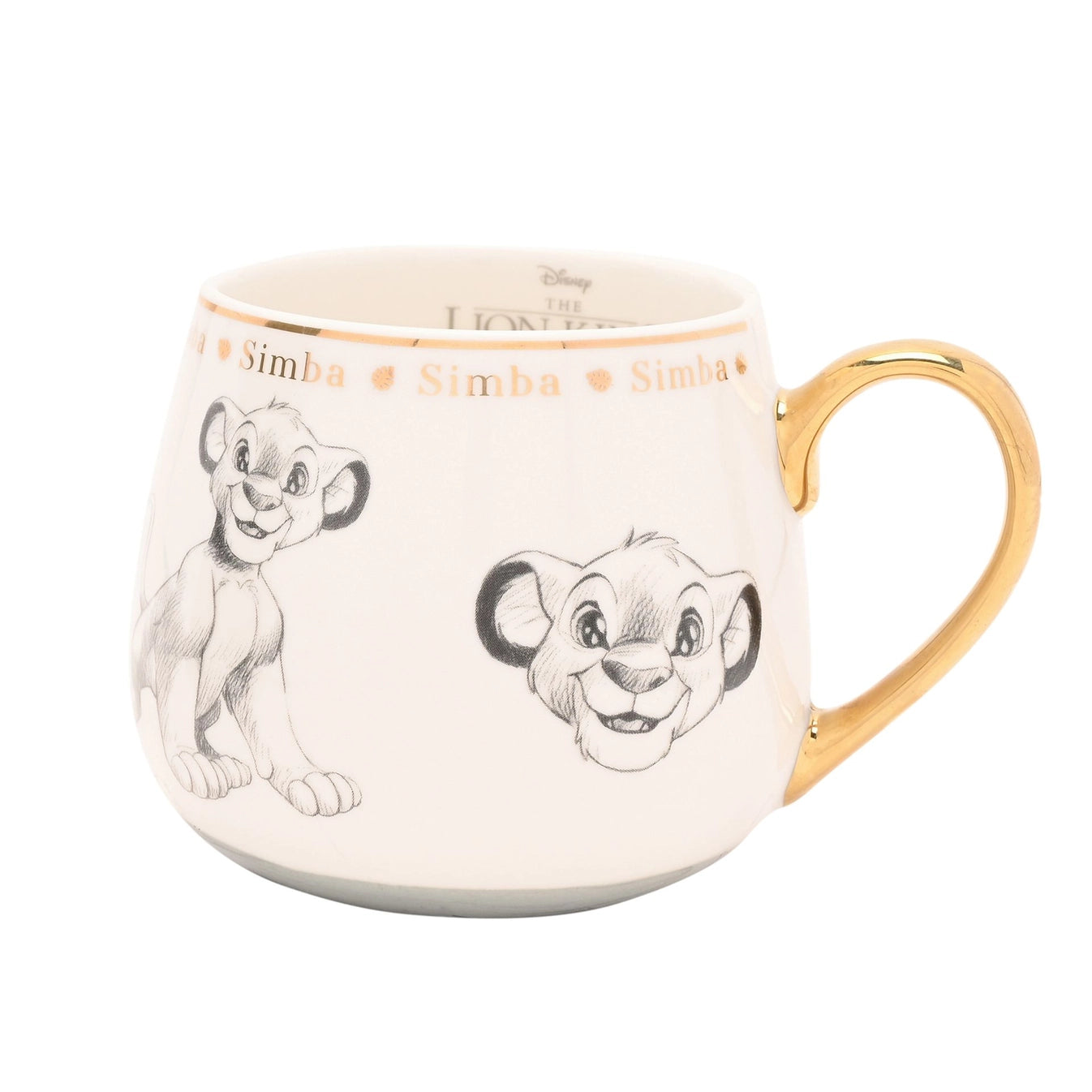 Simba fra Løvenes konge Disney Collectable Mug i bone china med gullkanter, frontvisning.
Kruset kommer med Simba tegninger rundt hele koppen og nydelige gulldetaljer som gjør morgenkaffen til en magisk stund. Gullhanken er en fin detalj på koppen.