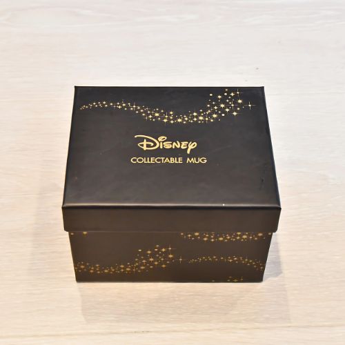 Løvenes konge fra Disney. Her er det bilde av gave-esken den kommer i. Den er. svart med flotte gulldetaljer.