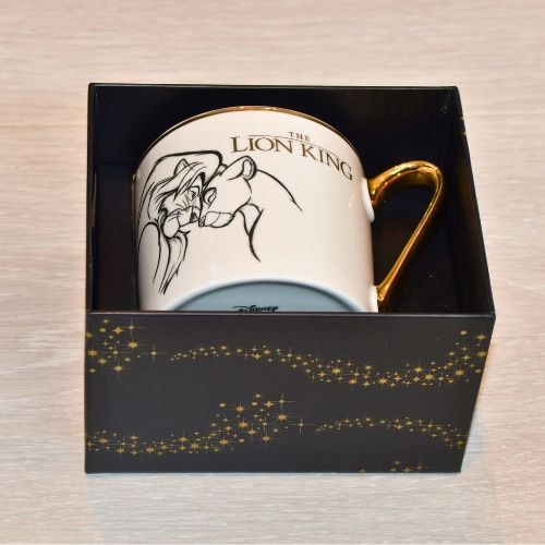 Løvenes konge kruset i esken sin. Esken er sort med flotte gull detaljer.