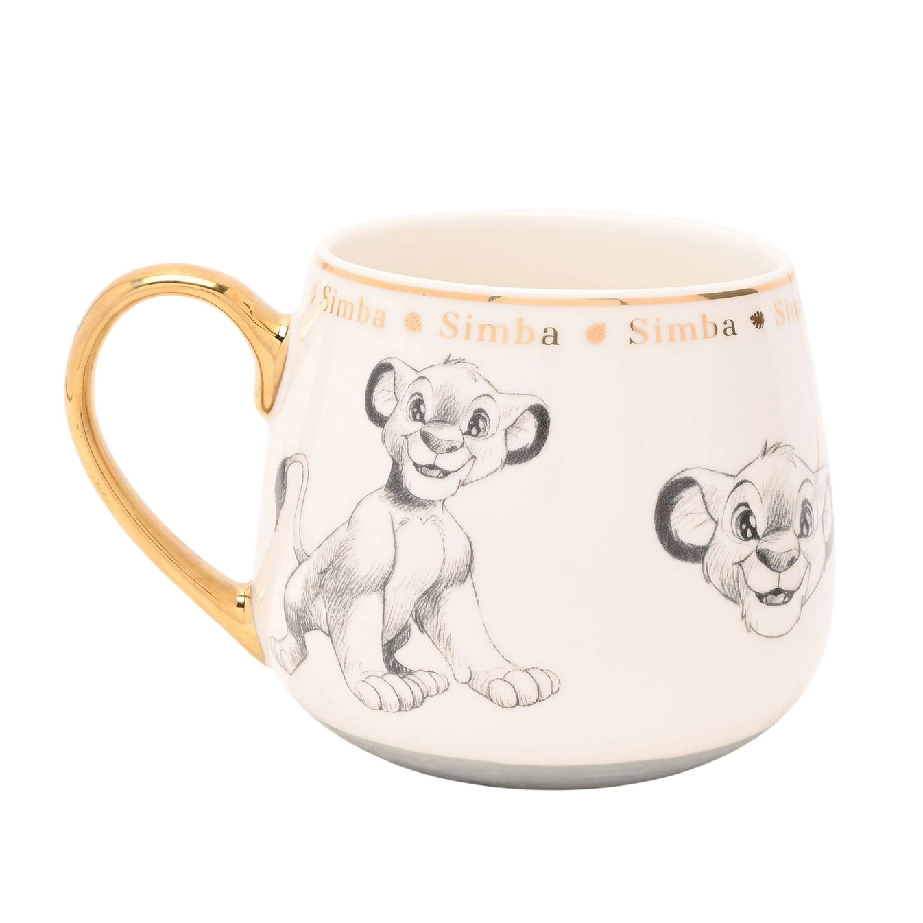 Disney Simba-krus med skisser fra Lion King og elegante gulldetaljer. Kruset har nydelige detaljer og er et samlekrus fra Disney. Dekk på med dine favoritter fra Disney når kaffebesøket kommer, så blir det garantert en magisk kaffeprat.