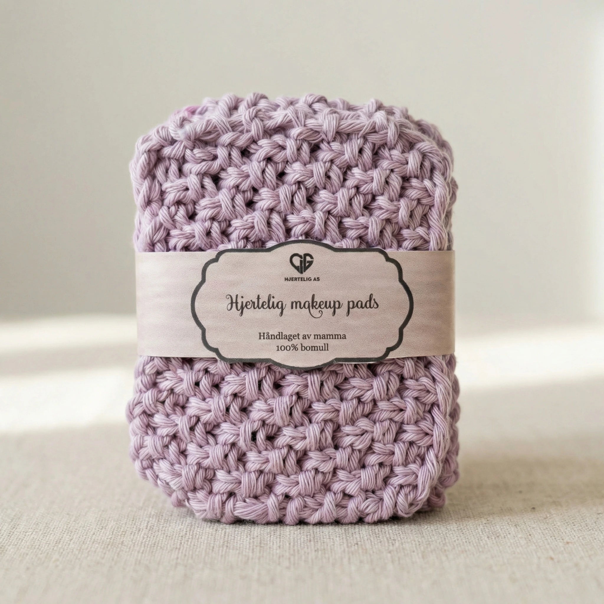 Sminke vaskekluter i 100% bomull. Strikket av mamma, som kommer i 9 forskjellige farger å velge mellom. Her har du makeup pads som kan brukes om og om igjen. Hiv de i vaskemaskinen på 60%, så god som ny til nestegang du trenger de.