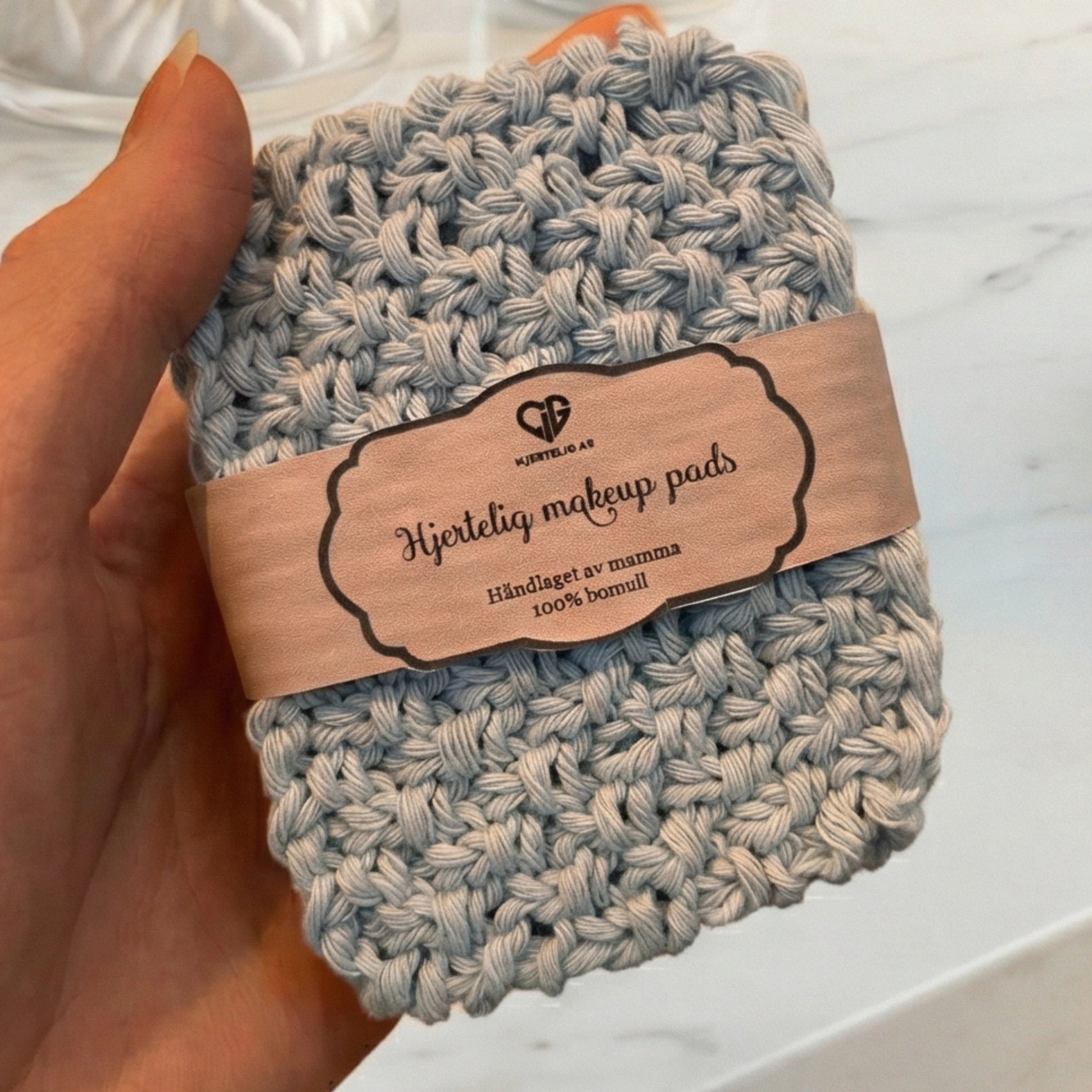Makeup pads i fargen lys blå. Disse er strikket i 100% bomull. Hver pakke inneholder 4 stk gjennbrukbare kluter for å fjerne sminke. Perfekt til de med sensitiv hud. Vaskes på 60 grader i vaskemaskinen. Strikket av mamma.
