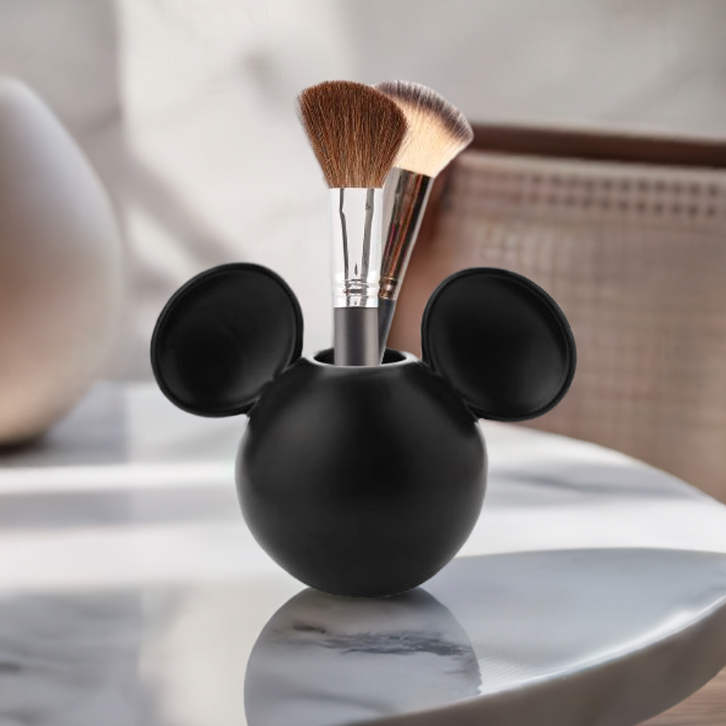 Mikke mus diffuser er perfekt å gjennbruke når du er tomt for duften. På bilde her brukes den til å oppbevare sminke-koster. Veldig dekorativt og flott med gjennbruk!