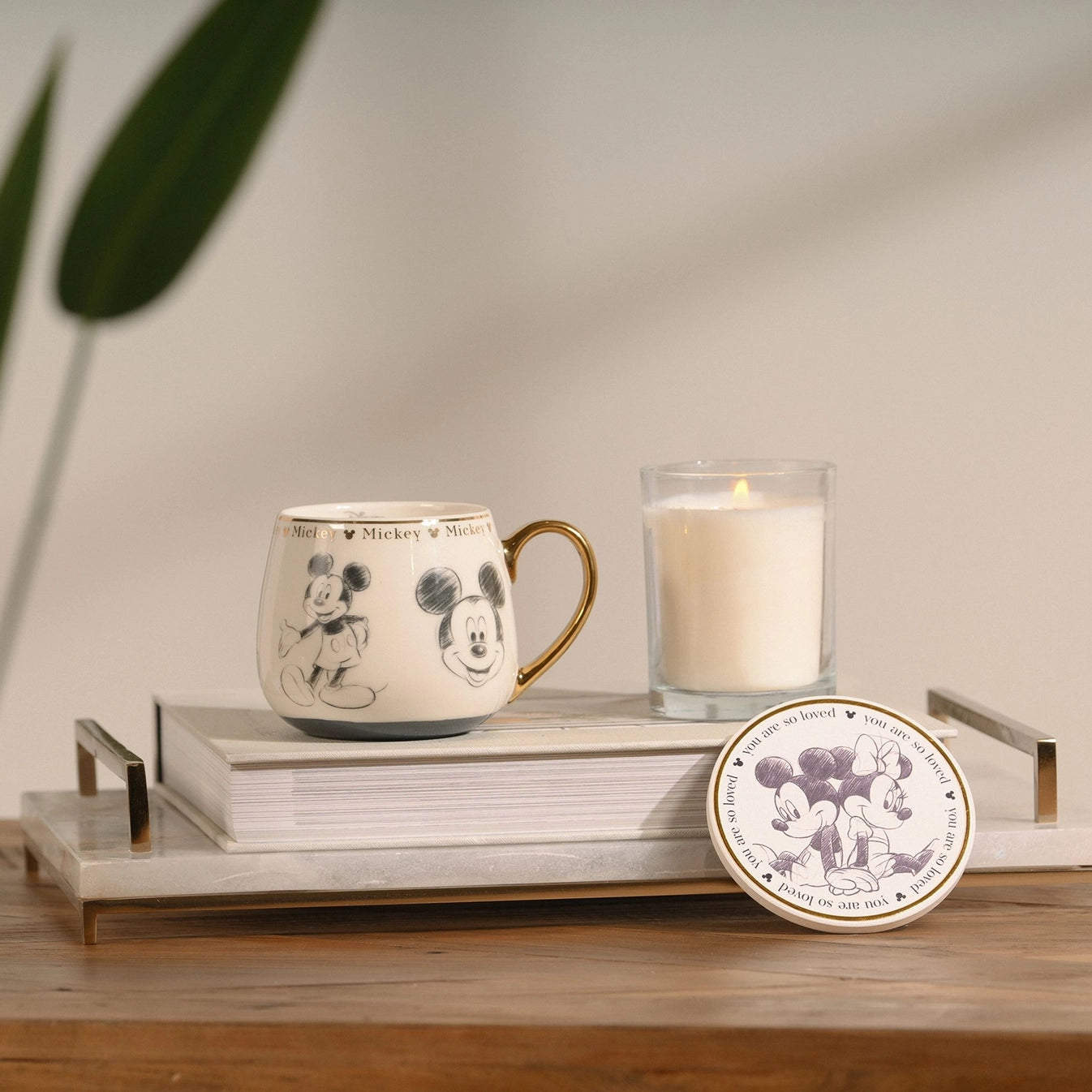 Mikke mus krus fra samleserien Disney Classic Collectable Mug tar seg godt ut i hjemmet. Med sine nydelige detaljer stråler den luksus og nostalgi samtidig. Skap en magisk stemning blandet med gode barndomsminner i ditt egen hjem.