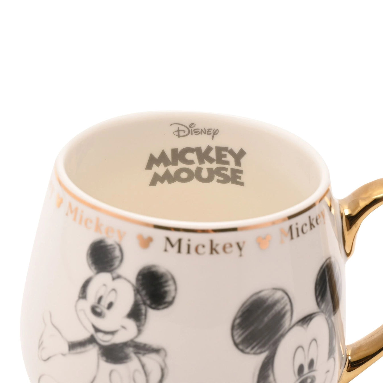 Inni kaffekoppen med mikke mus ser man at det står Disney - Mickey Mouse. Detaljer som gjør den ekstra fin. Kruset kommer i en samle serie med 10 kjente disney figurer, hvor hver og en har fått sin egen kopp. Dette er serien fra 2025. Alle koppene har gulldetaljer.