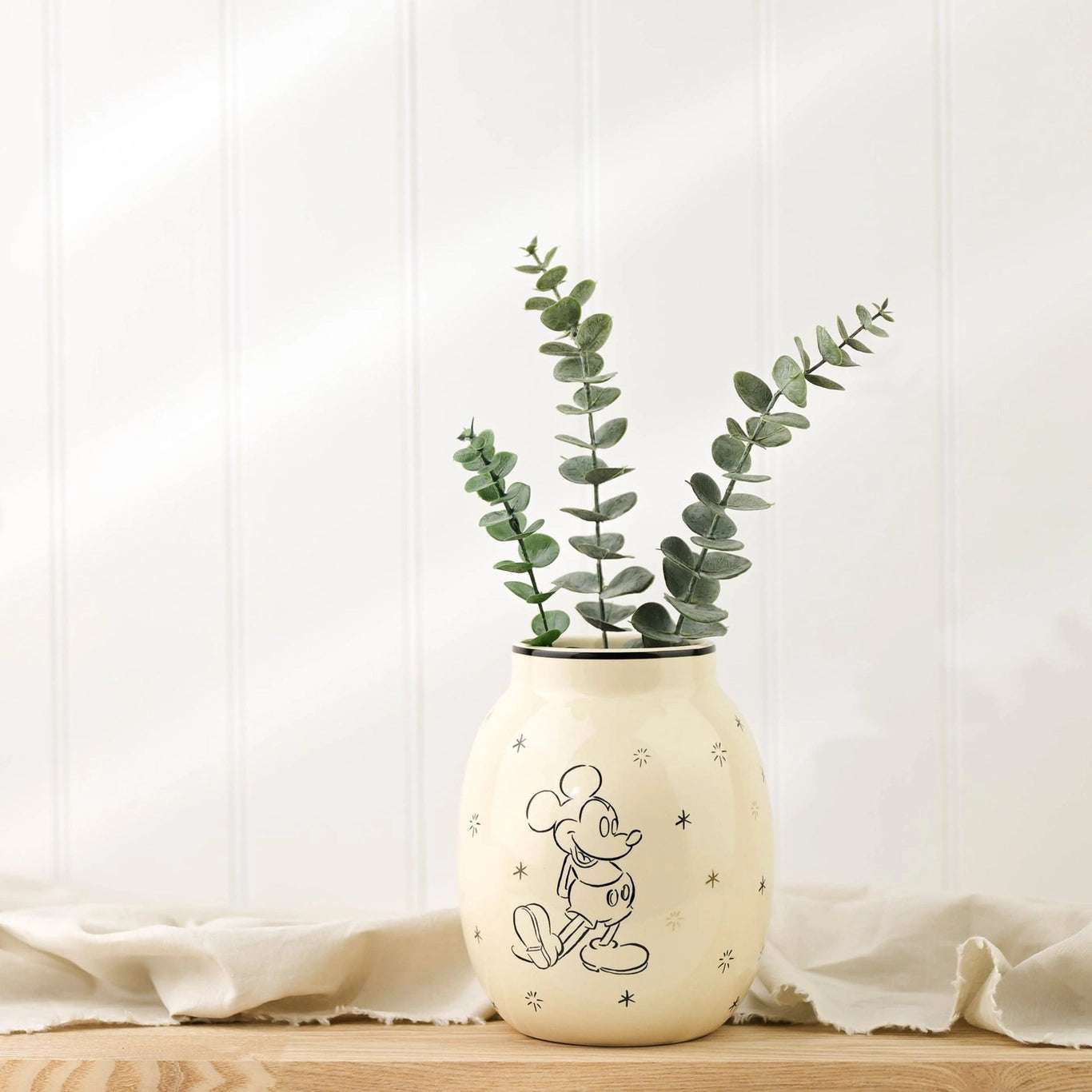 Mikkemus vase i bruk. Nydelig keramikk vase i bruk. Gi hjemmet litt disney magi med denne nydelige vasen til blomstene dine.