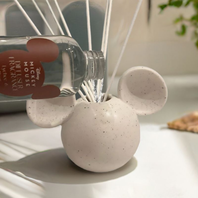 Mikke mus diffuser i hvit farge. Denne kommer med lukten Litchi og pære duft.