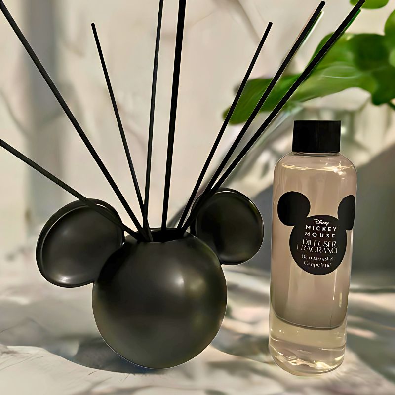 Mikke mus defuser i bruk på badet. Kommer med lukt og et søtt mikkemus ansikt.