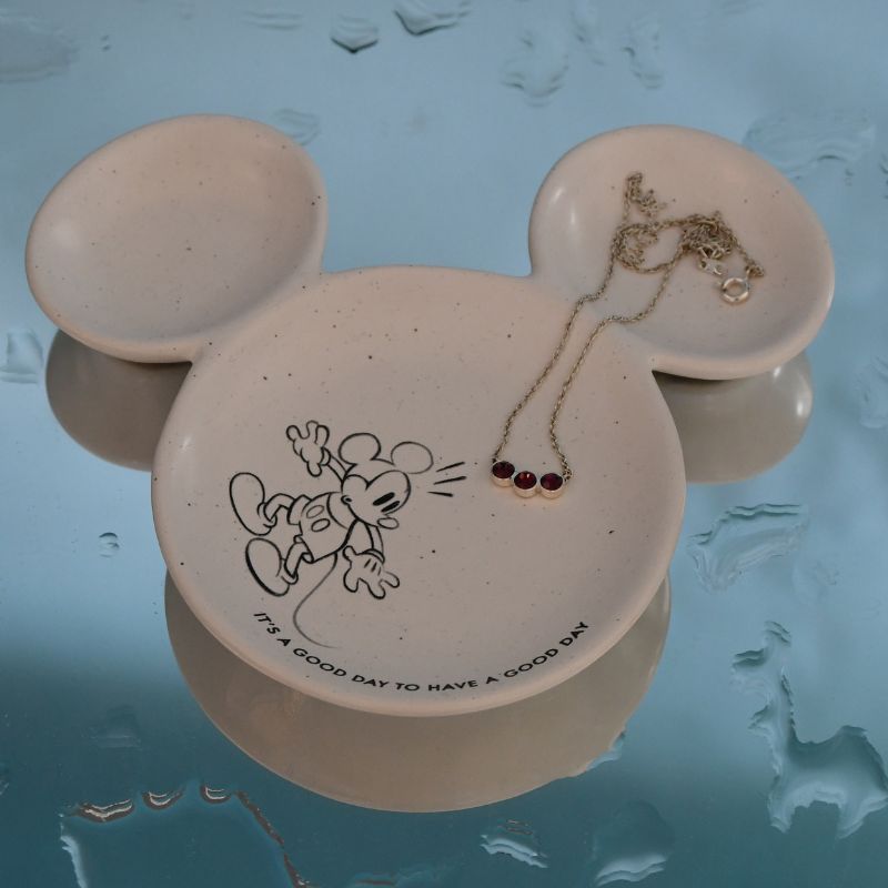 Smykkefat formet som mikke mus sitt ansikt. Bilde av mikke mus på fatet og teksten Its a good day to have a good day. Oppbevaring for smykker, nøkler, ringer, småpenger eller andre ting man fort kan legge fra seg og ikke huske hvor har blitt av.