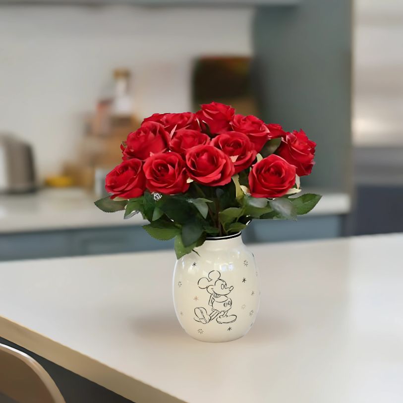 Mikkemus vase i bruk på kjøkkenbenken med nydelige røde roser oppi