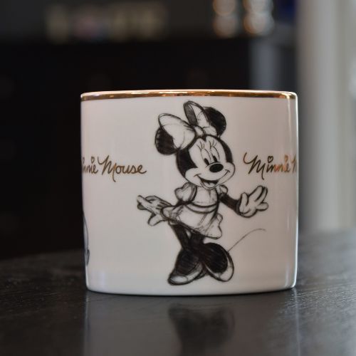 Midten av Minni-mus-kruset. Detaljer rundt hele. Gullkant, gullhank-og gullskrift.