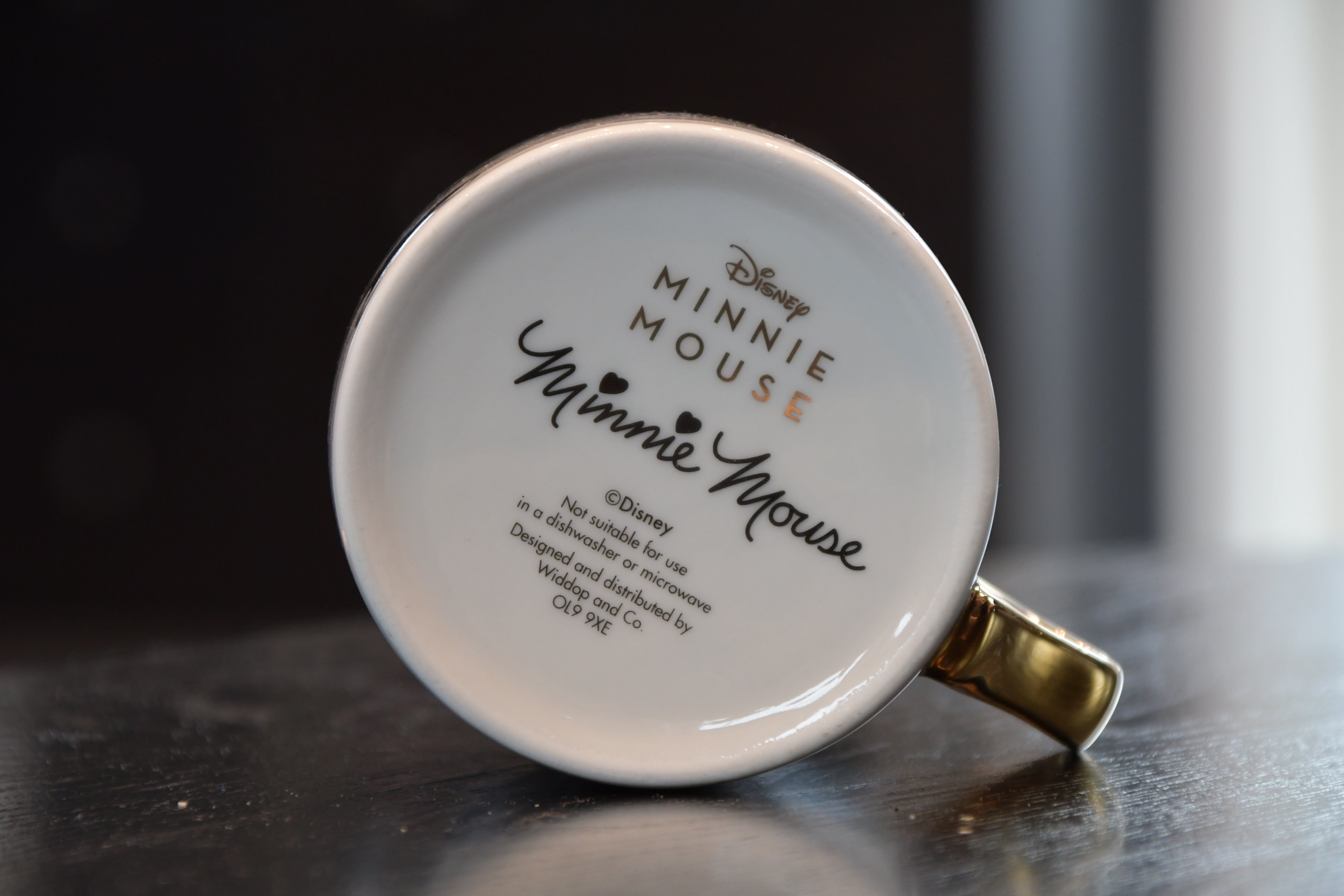 Minni mus kruset med flotte gulldetaljer undersiden.