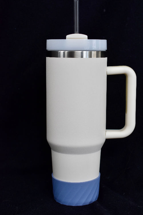 En gråblå silikonbeskyttelse som er festet på en termokopp. Denne beskytter termokoppen mot riper og skader.