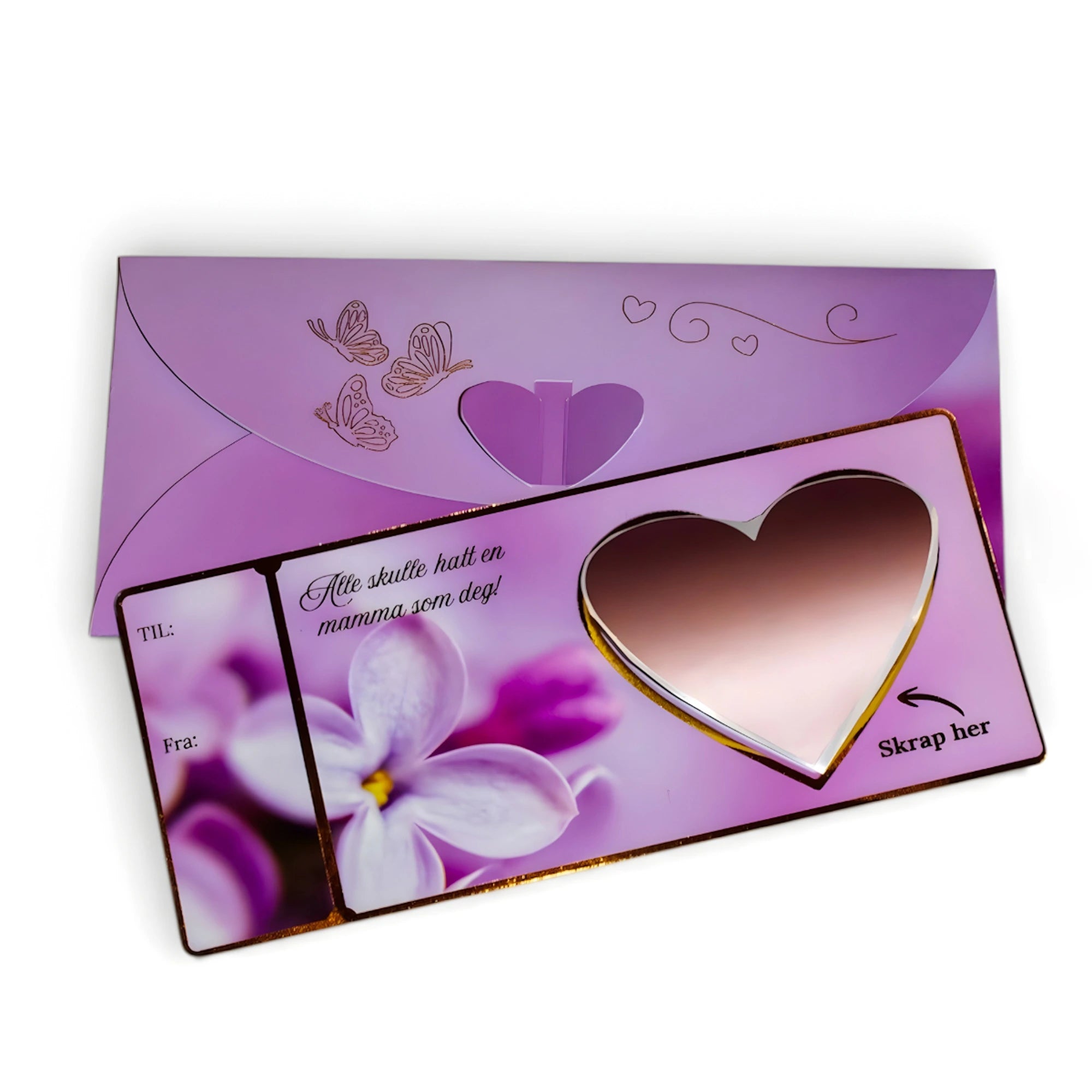Håndlaget morsdagskort i lilla design med hjerte skrapefelt. Perfekt gave til mamma. Personlig skrapekort til mamma hvor du skriver din egen gavehilsen under feltet. Produsert av Hjertelig i Norge. Disse kortene er en opplevelse i seg selv, og vil bli et øyeblikk som blir husket.