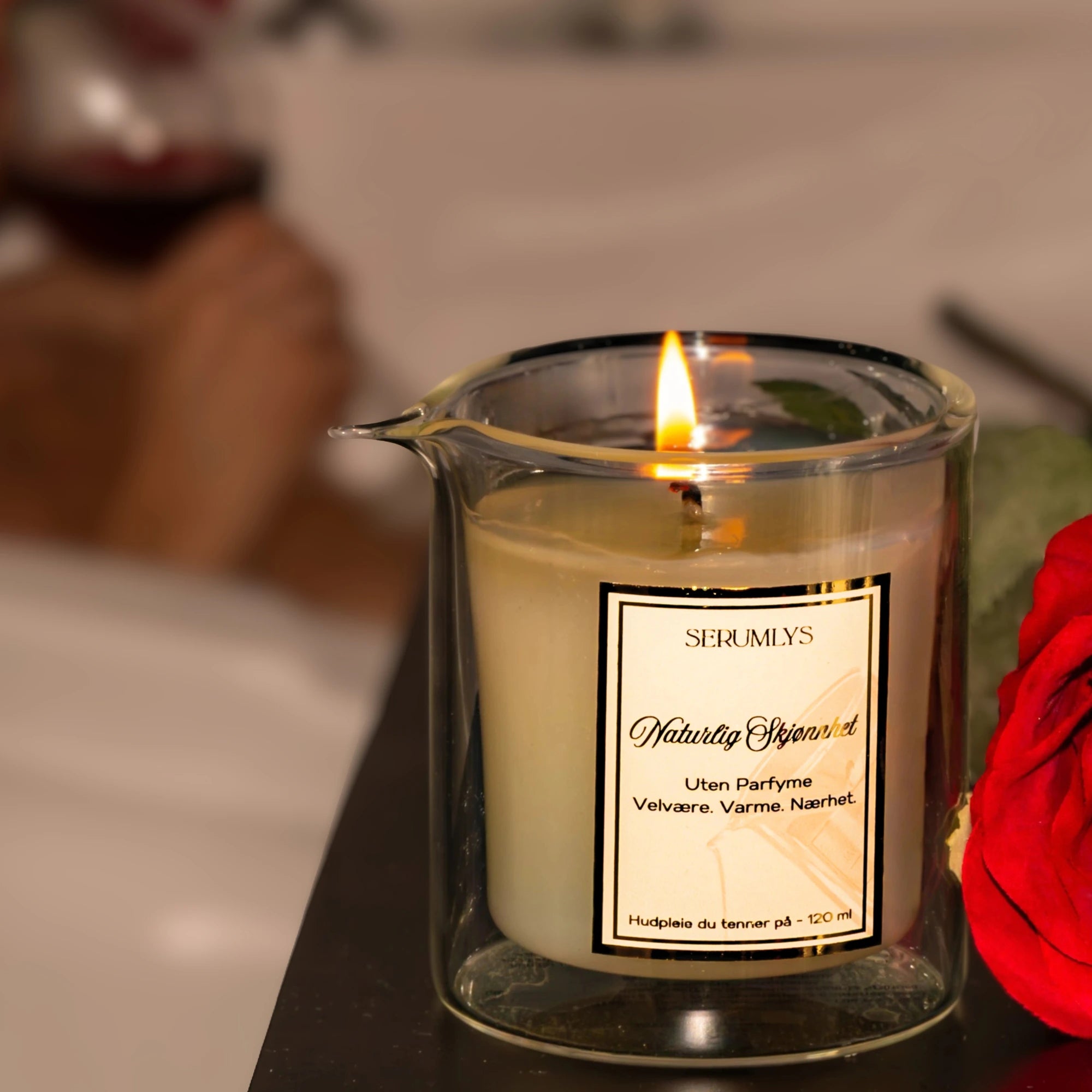 Naturlig skjønnhet er et lys som smelter til en herlig kroppsoljeblanding som er laget av blandt annet squalane, jojoba, argan, babasu, camellia osv. Tenn lyset, og hell de varme oljene på kroppen. Glasset har helletut og doble vegger. En opplevelse på ditt egent bad!