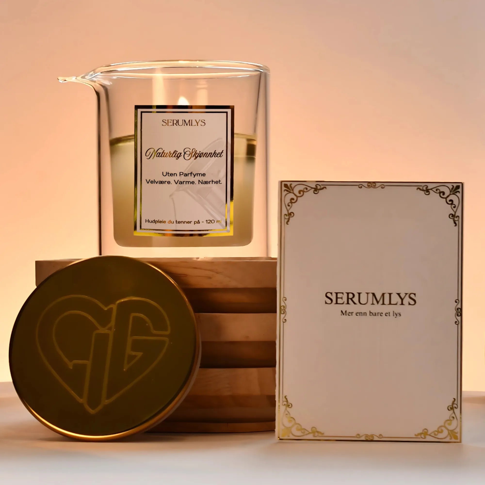 Naturlig skjønnhet kropps olje serum uten parfyme med lokk og brosjyre. Lyset er tent og oljene smelter til en fantastisk oljeblanding til kroppen. Til alle hudtyper, mild og full av mineraler og antioksidanter til huden. Trekker raskt inn og pleier huden.